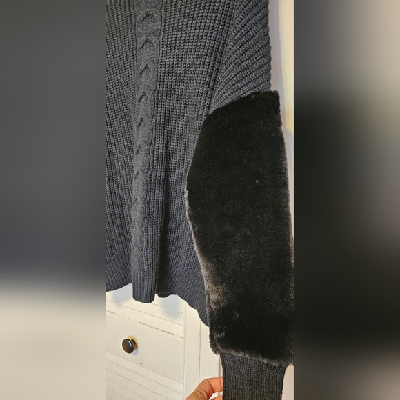 GUESS Roma Faux Fur Cable Knit Black Sweater Size M - Picture 9 of 10